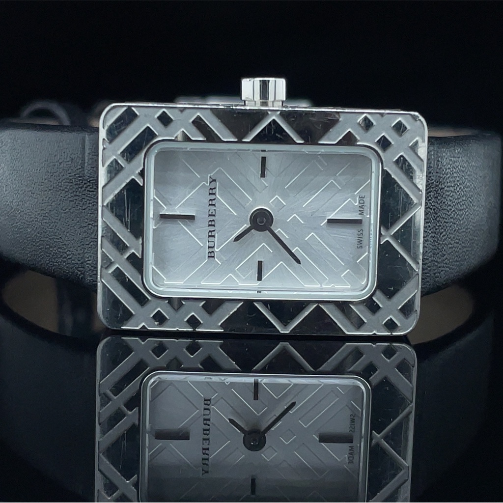 Burberry Silver Stainless Steel Classic Bu1150 Women's Wristwatch 25 Mm